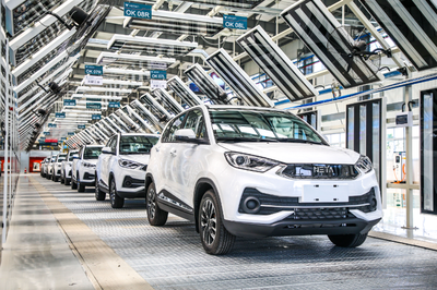 合众新能源哪吒N01正式下线，开启新能源出行租赁新篇章